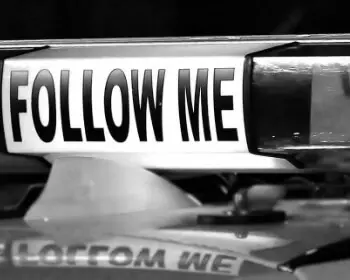 Follow me Zeichen auf Polizeiwagen