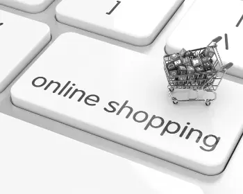 Einkaufswagen auf Tastatur mit Wort Online Shopping